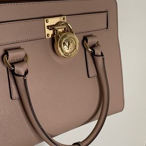 ALMOST NEW MICHAEL KORS PURSE!!